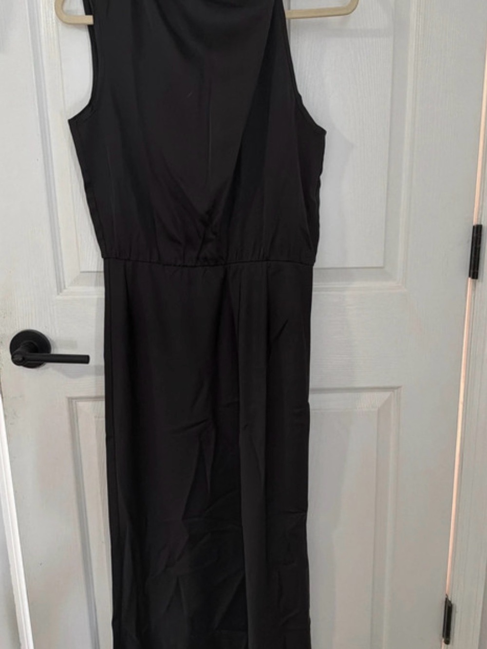 Sleeveless Black Midi Dress with Defined Waist